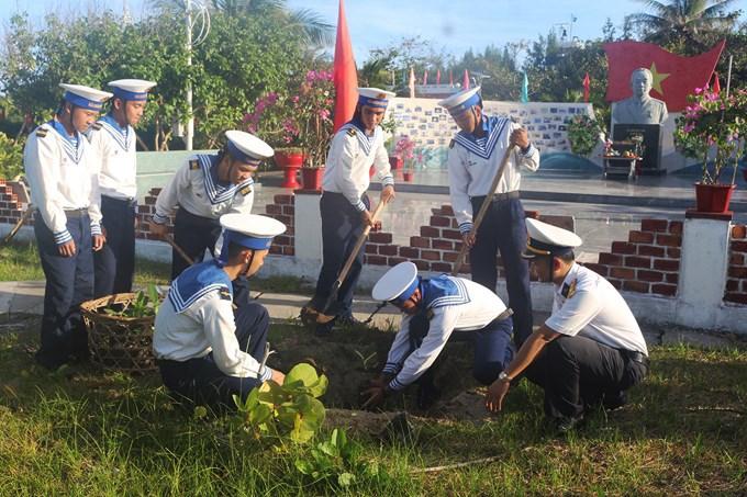 Cán bộ, chiến sĩ Hải quân thu gom rác thải trên bãi biển