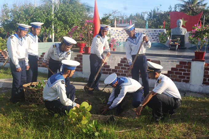 Hải Quân Việt Nam – Nỗ Lực Không Ngừng Nghỉ Bảo Vệ Môi Trường Biển