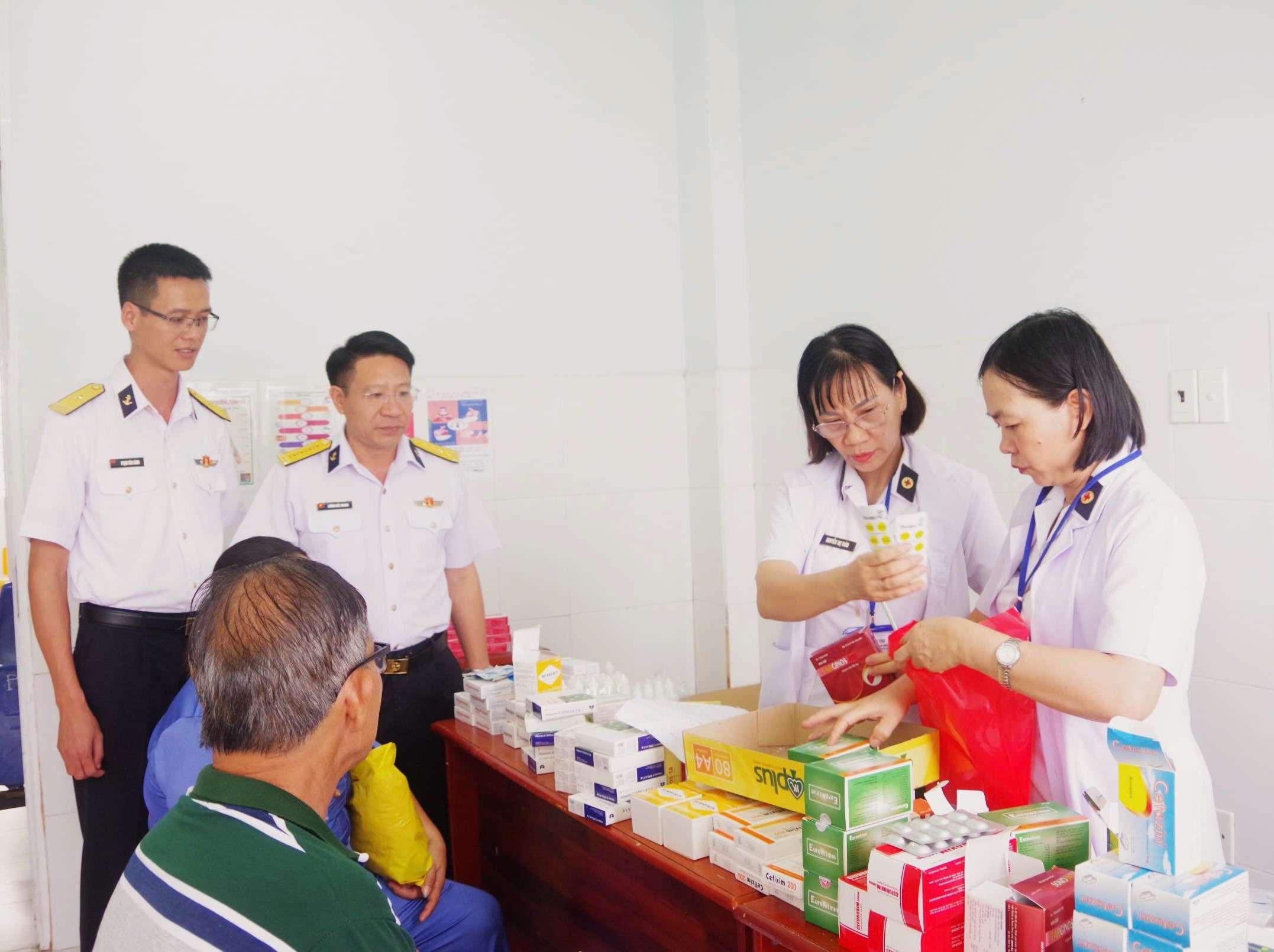 Hải quân Việt Nam khám chữa bệnh cho nhân dân